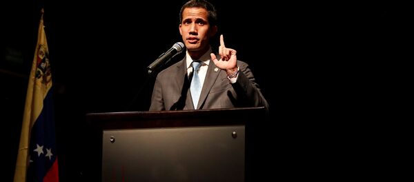 Juan Guaidó, líder da oposição venezuelana, conversa com estudantes em Caracas, Venezuela, 11 de fevereiro de 2019 - Sputnik Brasil