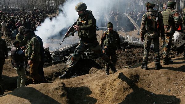 Militares indianos perto do local de queda do caça indiano, 27 de fevereiro (imagem referencial) - Sputnik Brasil