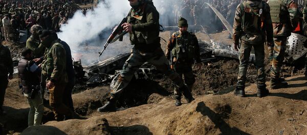 Militares indianos perto do local de queda do caça indiano, 27 de fevereiro - Sputnik Brasil