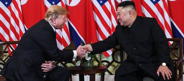 O presidente dos EUA Donald Trump e o líder norte-coreano Kim Jong-un apertam as mãos durante a reunião em Hanói, no Vietnã - Sputnik Brasil