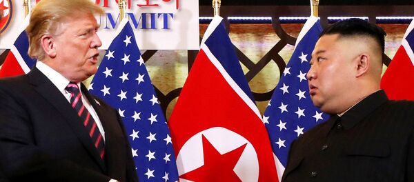 O presidente dos EUA Donald Trump fala com o líder norte-coreano Kim Jong-un depois de os dois líderes apertarem as mãos durante sua segunda reunião, em Hanói O presidente dos EUA Donald Trump fala com o líder norte-coreano Kim Jong-un depois de os dois líderes apertarem as mãos durante sua segunda reunião, em Hanói - Sputnik Brasil