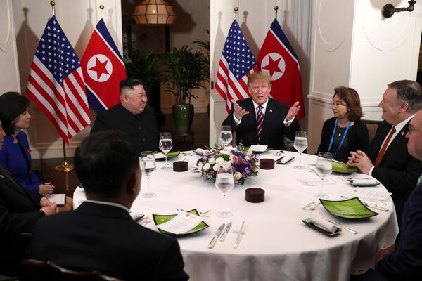 O presidente dos EUA Donald Trump e o líder norte-coreano Kim Jong-un durante um almoço realizado âmbito da segunda cúpula entre os dois líderes em Hanói - Sputnik Brasil