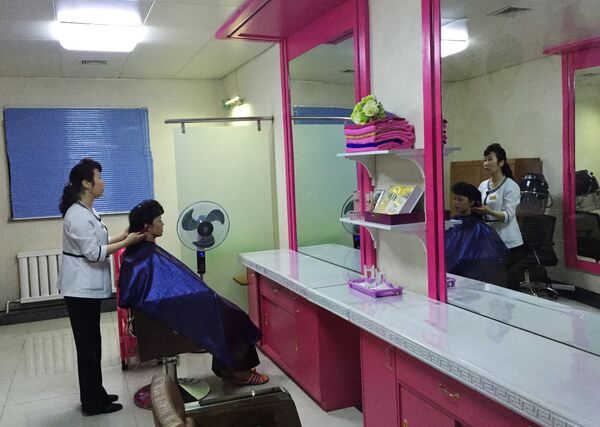 Um salão de beleza em Pyongyang - Sputnik Brasil