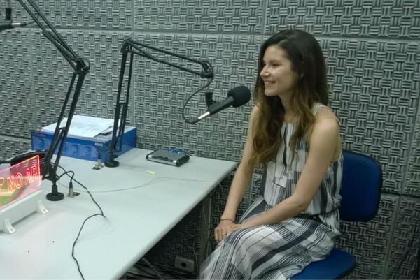 Mariana Gomes no estúdio da Rádio Sputnik, no Rio de Janeiro. - Sputnik Brasil