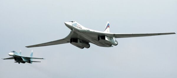Bombardeiros russos Tu-160 durante patrulhamento aéreo Bombardeiros russos Tu-160 durante patrulhamento aéreo - Sputnik Brasil