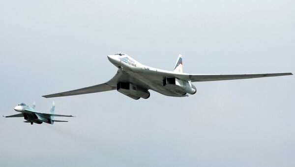 Bombardeiro Tu-160 é escoltado por um caça Su-27 em um voo de treinamento da Força Aérea da Rússia - Sputnik Brasil