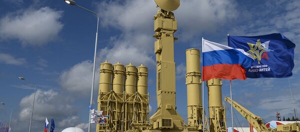 Sistema de mísseis antiaéreos S-400 Triumf, em exposição no fórum militar ARMY 2015, em Kubinka, região de Moscou - Sputnik Brasil