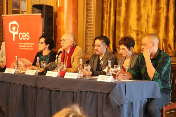 Jean Wyllys participa de uma mesa ao lado de personalidades em Portugal. O ex-deputado federal foi reeleito em 2018, porém não assumiu o mandato temendo ameaças à sua vida no Brasil.  - Sputnik Brasil