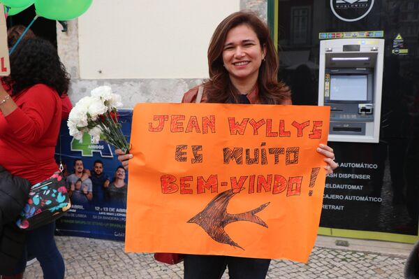 Manifestante demonstra apoio a Jean Wyllys durante evento em Lisboa. - Sputnik Brasil