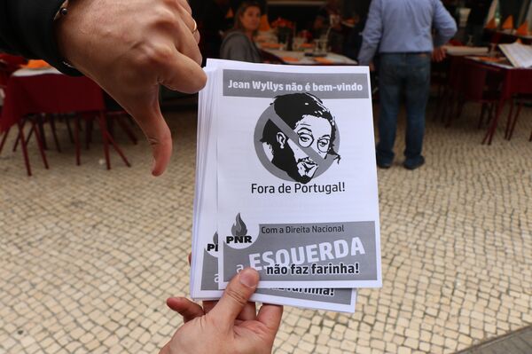 Mesmo longe do Brasil, manifestantes demonstram descontentamento com Jean Wyllys, ex-deputado federal pelo PSOL. - Sputnik Brasil