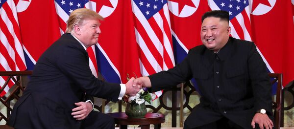 Donald Trump e Kim Jong Un apertam as mãos antes de reunião a portas fechadas durante cúpula em Hanói. - Sputnik Brasil