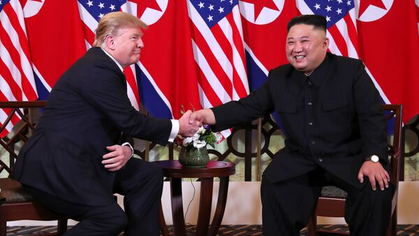 Donald Trump e Kim Jong Un apertam as mãos antes de reunião a portas fechadas durante cúpula em Hanói. - Sputnik Brasil