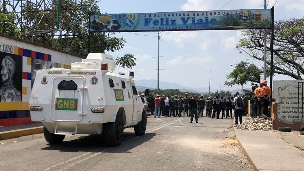 Veículo da Guarda Nacional venezuelana reforça a ponte Simón Bolívar - Sputnik Brasil
