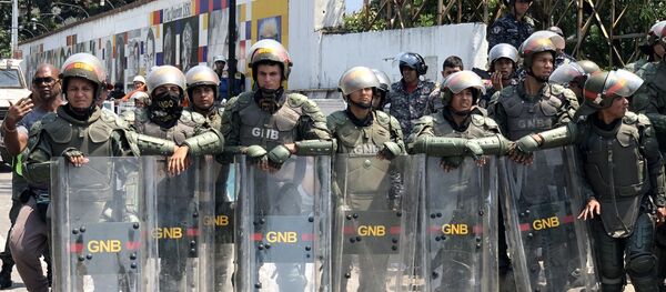Militares venezuelanos fazem cordão de isolamento na ponte Simón Bolívar - Sputnik Brasil