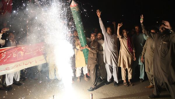 Apoiantes do Partido Democrático saúdam na capital paquistanesa de Carachi a derrubada pela Força Aérea do Paquistão de dois aviões indianos - Sputnik Brasil