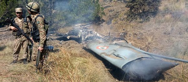 Militares paquistaneses junto aos destroços do caça indiano na Caxemira, no espaço controlado pelo Paquistão - Sputnik Brasil