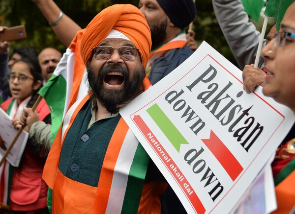 Líder do partido Akali Dal, Paramjeet Singh Pamma, segura um cartaz enquanto grita slogans antipaquistaneses durante uma manifestação em 26 de fevereiro de 2019, em Nova Deli - Sputnik Brasil