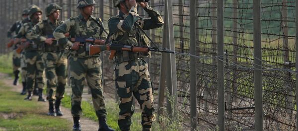 Forças de segurança indianas patrulhando área fronteiriça com o Paquistão - Sputnik Brasil