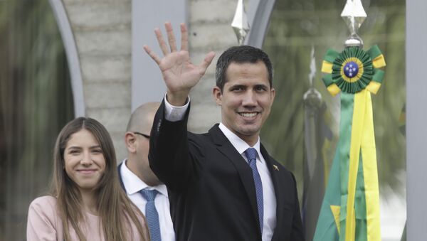 Juan Guaidó, autoproclamado presidente interino da Venezuela, acena durante visita a Brasília, onde se reuniu com o presidente brasileiro, Jair Bolsonaro. - Sputnik Brasil