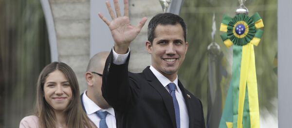 Juan Guaidó, autoproclamado presidente interino da Venezuela, acena durante visita a Brasília, onde se reuniu com o presidente brasileiro, Jair Bolsonaro. Juan Guaidó, autoproclamado presidente interino da Venezuela, acena durante visita a Brasília, onde se reuniu com o presidente brasileiro, Jair Bolsonaro. - Sputnik Brasil
