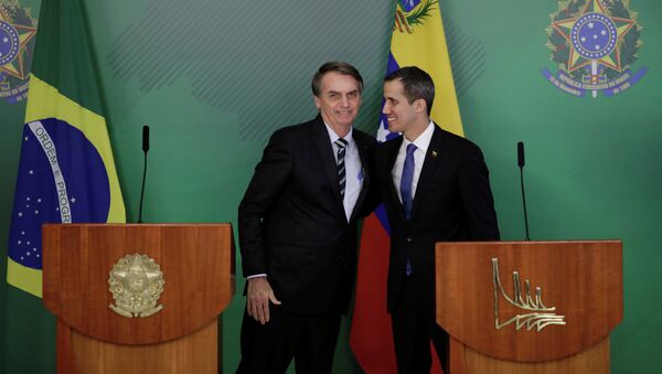 O líder da oposição venezuelana, Juan Guaidó, abraça o presidente do Brasil, Jair Bolsonaro, após encontro em Brasília. - Sputnik Brasil