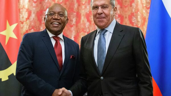 O ministro das Relações Exteriores da Rússia, Sergei Lavrov (à direita), e o chanceler da Angola, Manuel Augusto (à direita) posam parra uma foto antes de encontro em Moscou no dia 28 de fevereiro de 2019. - Sputnik Brasil