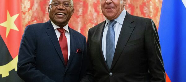 O ministro das Relações Exteriores da Rússia, Sergei Lavrov (à direita), e o chanceler da Angola, Manuel Augusto (à direita) posam parra uma foto antes de encontro em Moscou no dia 28 de fevereiro de 2019. - Sputnik Brasil