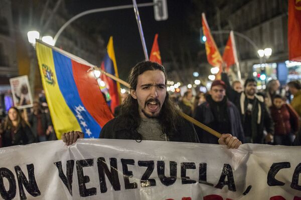 Participante da manifestação em Madri em apoio ao presidente legítimo venezuelano, Nicolás Maduro - Sputnik Brasil