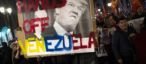 Manifestantes em Madri segurando cartaz em apoio ao presidente legitimo da Venezuela, Nicolás Maduro - Sputnik Brasil