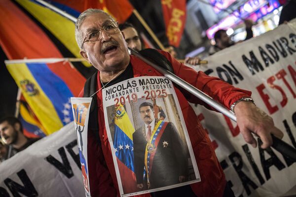 Manifestante em Madri apoiando o presidente legítimo venezuelano, Nicolás Maduro - Sputnik Brasil