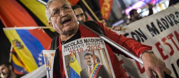 Manifestante em Madri apoiando o presidente legítimo venezuelano, Nicolás Maduro - Sputnik Brasil