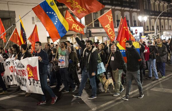 Pessoas com bandeiras e cartazes do Partido Comunista dos Povos da Espanha (PCPE) saíram às ruas de Madri para expressar apoio ao presidente legítimo da Venezuela, Nicolás Maduro - Sputnik Brasil
