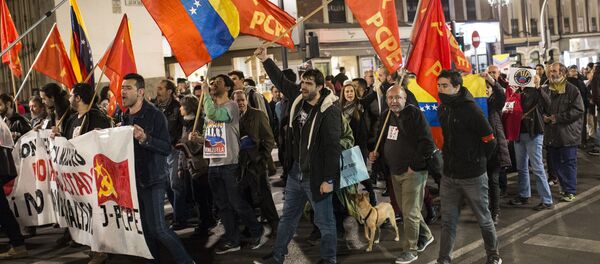 Pessoas com bandeiras e cartazes do Partido Comunista dos Povos da Espanha (PCPE) saíram às ruas de Madri para expressar apoio ao presidente legítimo da Venezuela, Nicolás Maduro - Sputnik Brasil