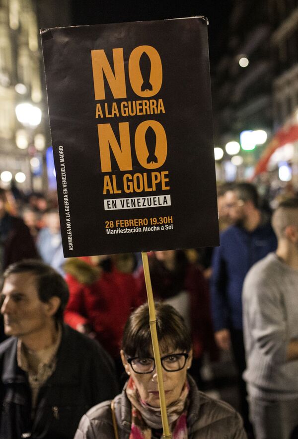 Participantes da manifestação em Madri em apoio ao presidente legítimo venezuelano, Nicolás Maduro - Sputnik Brasil