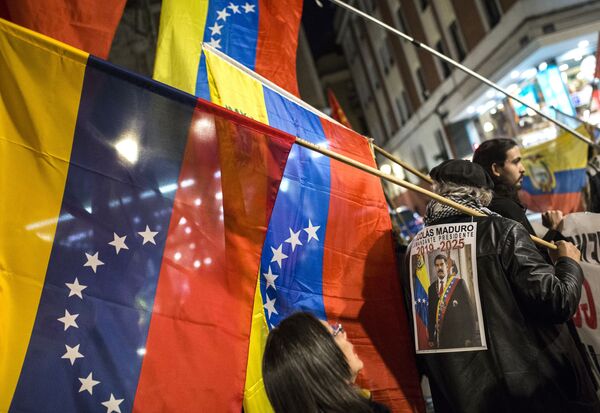 Manifestantes nas ruas de Madri apoiando o presidente legítimo da Venezuela, Nicolás Maduro - Sputnik Brasil