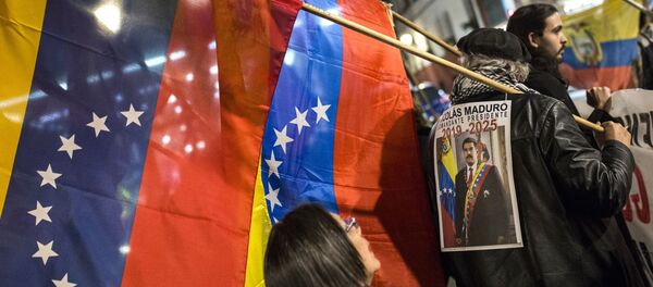 Manifestantes nas ruas de Madri apoiando o presidente legítimo da Venezuela, Nicolás Maduro Manifestantes nas ruas de Madri apoiando o presidente legítimo da Venezuela, Nicolás Maduro - Sputnik Brasil