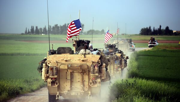 Forças dos EUA acompanhadas por combatentes das Unidades de Proteção Popular (YPG), na Síria, em 18 de abril de 2017 - Sputnik Brasil