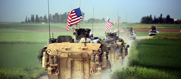 Forças dos EUA acompanhadas por combatentes das Unidades de Proteção Popular (YPG), na Síria, em 18 de abril de 2017 - Sputnik Brasil