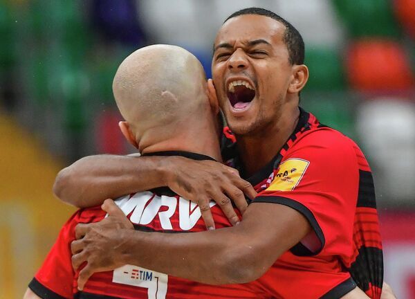 Jogadores do Flamengo, Sergei Stepliani e Paulinho, comemoram um gol da sua equipe durante o jogo com o Sporting no âmbito do Mundialito de Clubes de Futebol de Areia 2019 em Moscou  - Sputnik Brasil