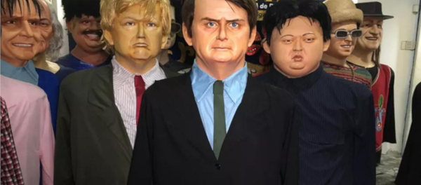Bonecos tradicionais de Olinda representam líderes mundiais como o presidente dos Estados Unidos, Donald Trump (à direita), o líder norte-coreano, Kim Jong-un (à esquerda), e também o presidente do Brasil, Jair Bolsonaro (centro). Bonecos tradicionais de Olinda representam líderes mundiais como o presidente dos Estados Unidos, Donald Trump (à direita), o líder norte-coreano, Kim Jong-un (à esquerda), e também o presidente do Brasil, Jair Bolsonaro (centro). - Sputnik Brasil