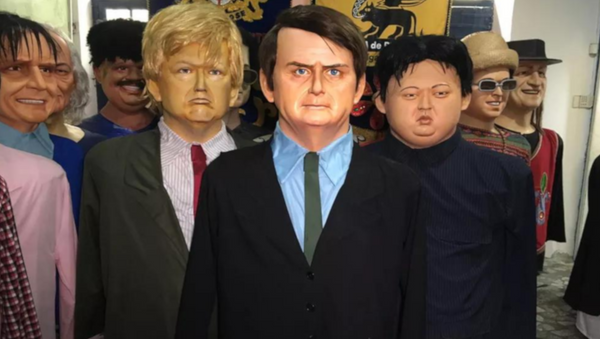 Bonecos tradicionais de Olinda representam líderes mundiais como o presidente dos Estados Unidos, Donald Trump (à direita), o líder norte-coreano, Kim Jong-un (à esquerda), e também o presidente do Brasil, Jair Bolsonaro (centro). - Sputnik Brasil