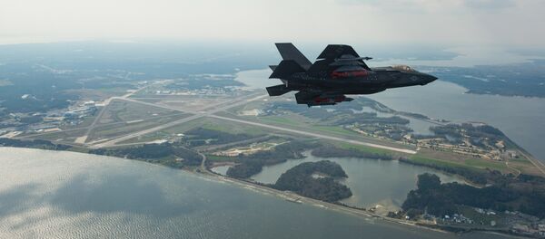 Um caça F-35C Lightning II americano durante voo - Sputnik Brasil