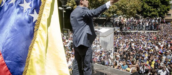 Autoproclamado presidente interino da Venezuela, Juan Guaidó, durante a manifestação em Caracas - Sputnik Brasil