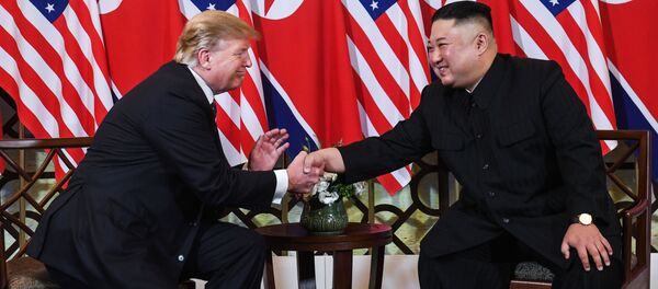 Presidente dos EUA, Donald Trump, cumprimenta o líder da Coreia do Norte, Kim Jong-un, após reunião em Hanói, Vietnã, em 27 de fevereiro de 2019 - Sputnik Brasil