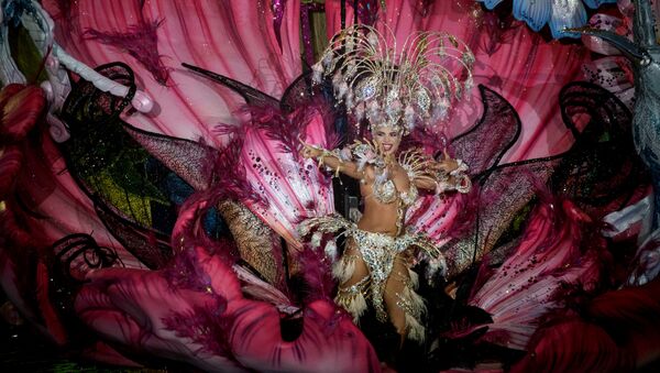 Candidata a rainha do Carnaval de Santa Cruz durante comemorações carnavalescas de Santa Cruz de Tenerife, na Espanha, 27 de fevereiro de 2019 - Sputnik Brasil