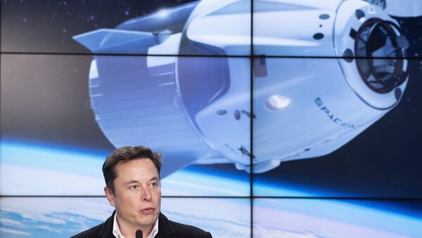 Chefe da SpaceX, Elon Musk, fala durante coletiva de imprensa após lançamento da nave Crew Dragon do Centro Espacial Kennedy, na Flórida, EUA, em 2 de março de 2019 - Sputnik Brasil