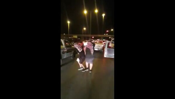 Homens dançam no sinal vermelho em uma rua da província de Qassim, na Arábia Saudita - Sputnik Brasil