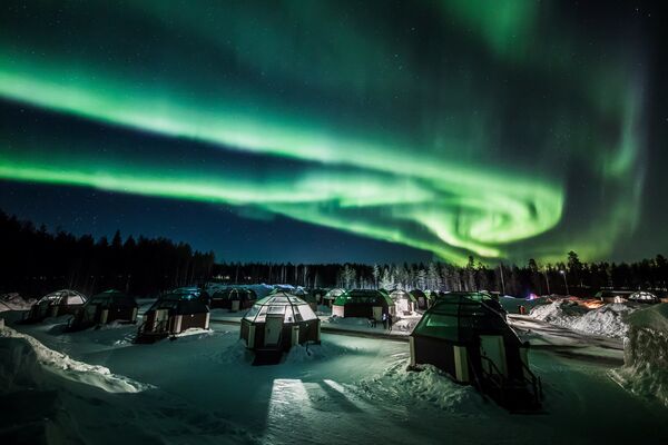 Aurora boreal é vista no céu sobre o Arctic Snowhotel, no município de Rovaniemi, Finlândia - Sputnik Brasil