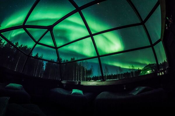 Hóspedes do Arctic Snowhotel admiram o fenômeno a partir de seu quarto com teto de vidro - Sputnik Brasil