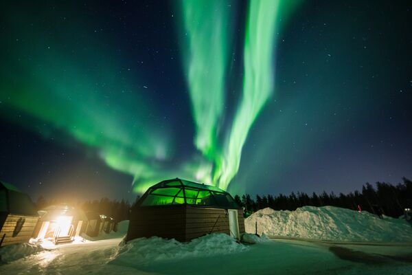 Vista de paisagem nórdica com aurora boreal fotografada no fim de fevereiro em Rovaniemi - Sputnik Brasil